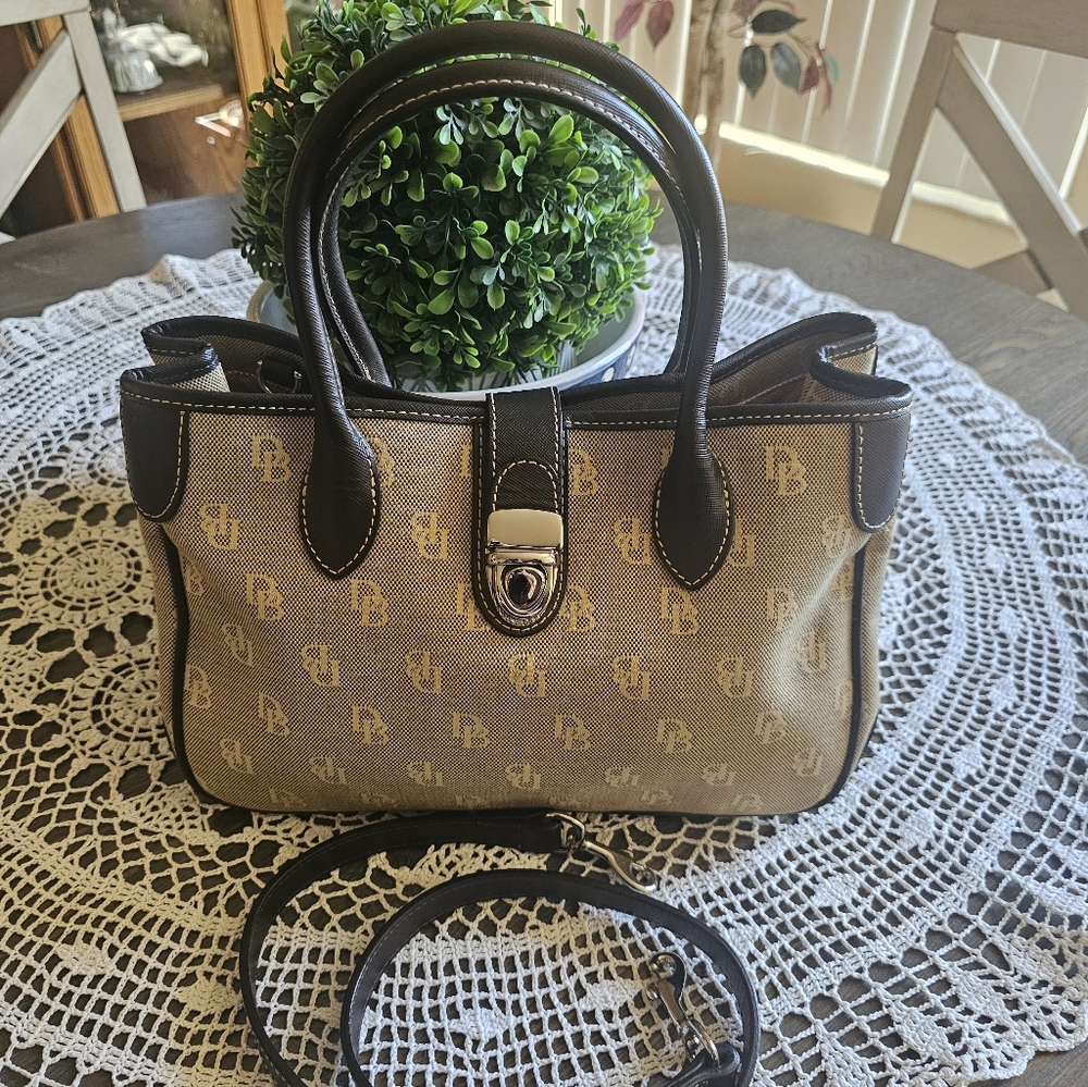 Vtg. Dooney&Bourke Signature D&B Monogram Beige Canvas & Brn.Leather Tote 🤎